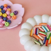 Assortimento di perle osso rotonde e appiattite da 10mm a 14mm - Multicolore x50g