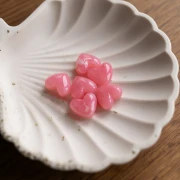 Perle cuore 13x15 mm in resina traslucida - foro orizzontale - rosa scuro marmorizzato x6