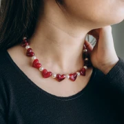 Perle cuore 13x15 mm in resina traslucida - foro orizzontale - rosa scuro marmorizzato x6