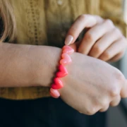 Perle cuore 13x15 mm in resina traslucida - foro orizzontale - rosa scuro marmorizzato x6