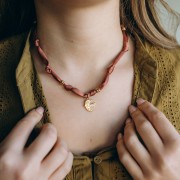 Collana annodata in tessuto con perle in acciaio inossidabile 304 Dorato - Verde foresta x47cm