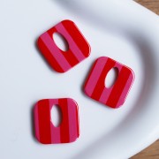 Ciondolo quadrato in acetato, cavo 21 mm - Rosa - Strisce rosse x1