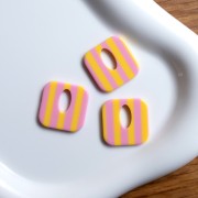 Ciondolo quadrato in acetato, cavo 21 mm - Rosa chiaro a righe - Giallo x1