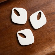 Pendente in acetato opaco a forma di diamante 28x25 mm - Avorio x1