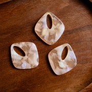 Ciondolo in acetato a forma di diamante cavo 28x25 mm - Glitter pesca chiaro marmorizzato x1