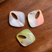 Ciondolo con diamante cavo 28x25 mm in acetato - Corallo marmorizzato - Giallo - Perla blu x1