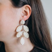 Pendente a forma di foglia 68x40 mm in rafia e ottone - Bordeaux - Dorato x1