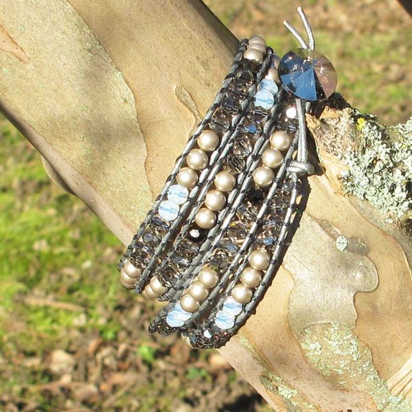 Bracciale rotondo e perlato con cordoncino in pelle di cristallo puro Bracciale rotondo e perlato con cordoncino in pelle di cristallo puro