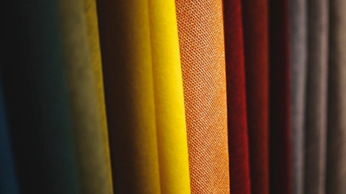 Come tagliare un tessuto nella direzione del filo giusto? Come tagliare un tessuto nella direzione del filo giusto?