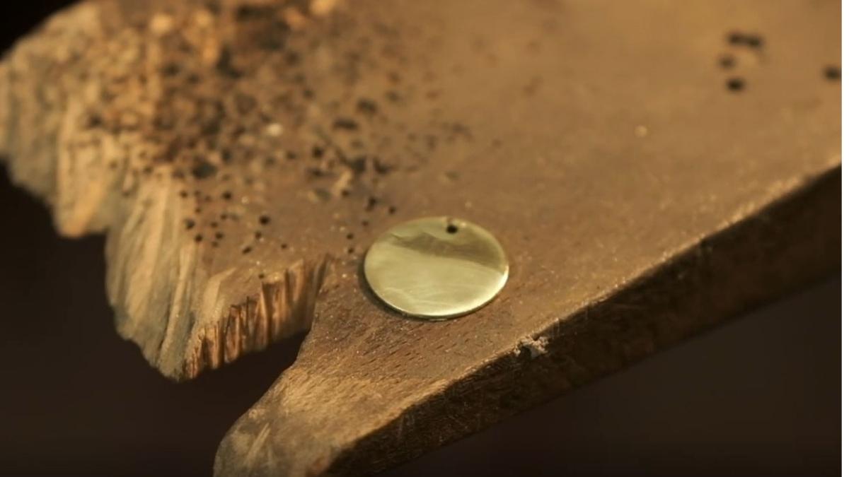 texturer le métal avec un disque abrasif