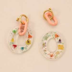 Boucles d'oreilles fleurs séchées et résine