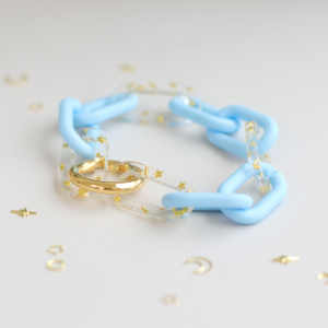 DIY Bracelet grosse maille bleu clair et maillons en résine Epoxy avec inclusion de petites étoiles