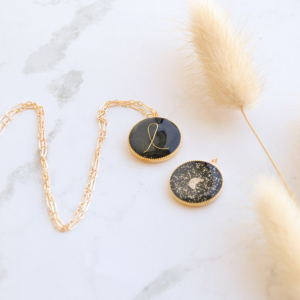 Médaillon en résine époxy avec lettre en fil métallique