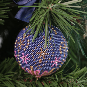 Boule_de_Noel_en_spirale_au_crochet_bleue_et_rose