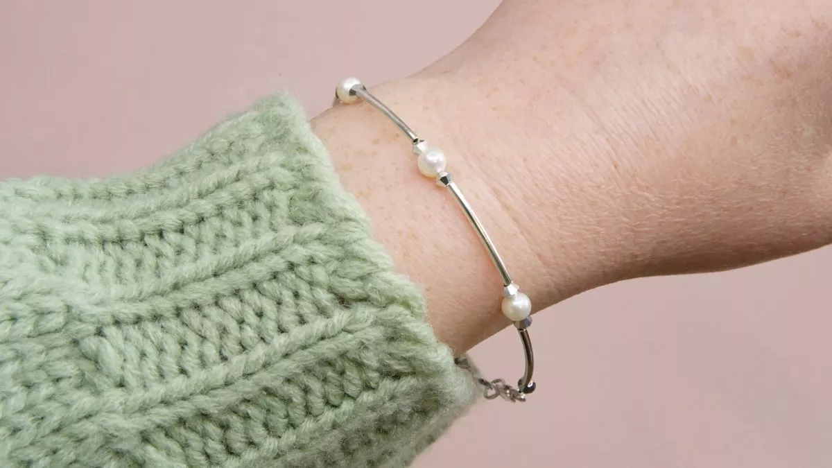 Bracciale semirigido in argento 925 con perle d'acqua dolce Bracciale semirigido in argento 925 con perle d'acqua dolce