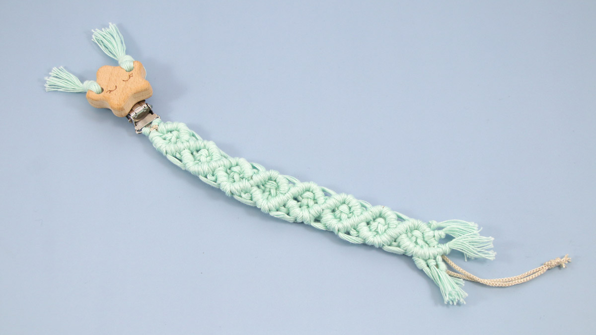 Schema Clip per ciuccio personalizzata Tuto in macramè con perline di legno Schema Clip per ciuccio personalizzata Tuto in macramè con perline di legno