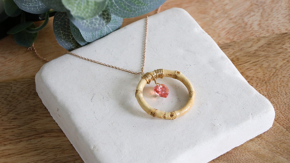 Ciondolo in bambù fai-da-te, cuore PureCrystal e avvolgimento a filo Ciondolo in bambù fai-da-te, cuore PureCrystal e avvolgimento a filo