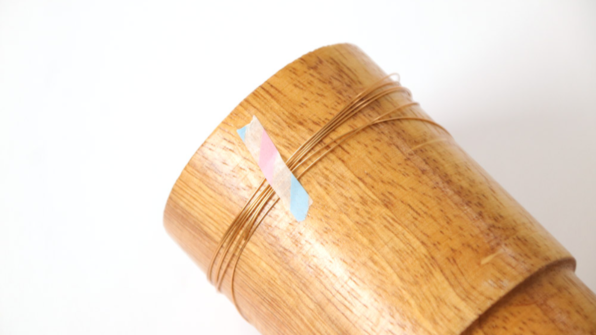 Bracciali Joncs fai da te in filo d'ottone e perle Swarovski, perle d'acqua dolce e pietra amazzonica : Tappa 1 Bracciali Joncs fai da te in filo d'ottone e perle Swarovski, perle d'acqua dolce e pietra amazzonica : Tappa 1