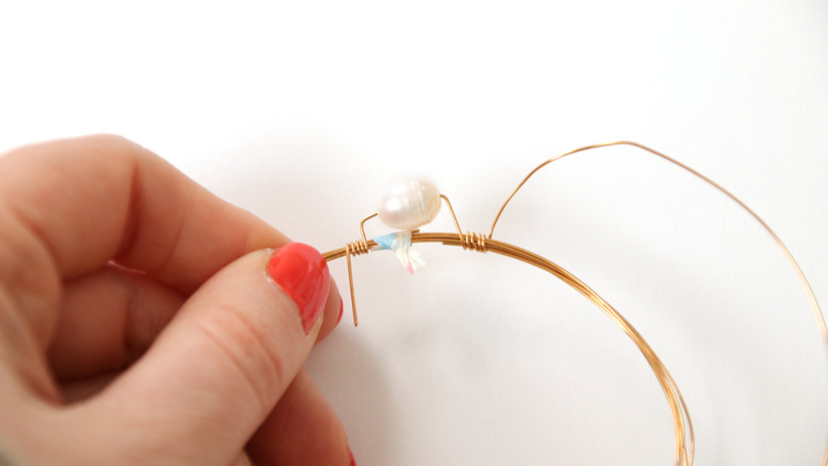 Bracciali Joncs fai da te in filo d'ottone e perle Swarovski, perle d'acqua dolce e pietra amazzonica : Tappa 2 Bracciali Joncs fai da te in filo d'ottone e perle Swarovski, perle d'acqua dolce e pietra amazzonica : Tappa 2