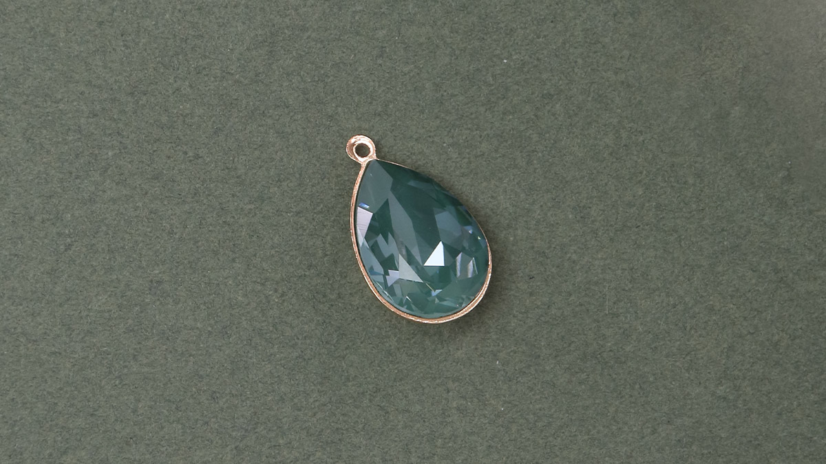 Orecchini in cristallo verde con cabochon Swarovski e PureCrystal : Tappa 1 Orecchini in cristallo verde con cabochon Swarovski e PureCrystal : Tappa 1