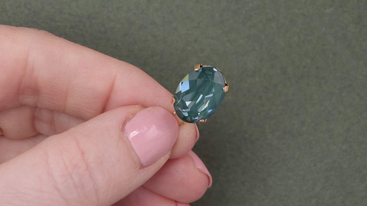 Orecchini in cristallo verde con cabochon Swarovski e PureCrystal : Tappa 2 Orecchini in cristallo verde con cabochon Swarovski e PureCrystal : Tappa 2