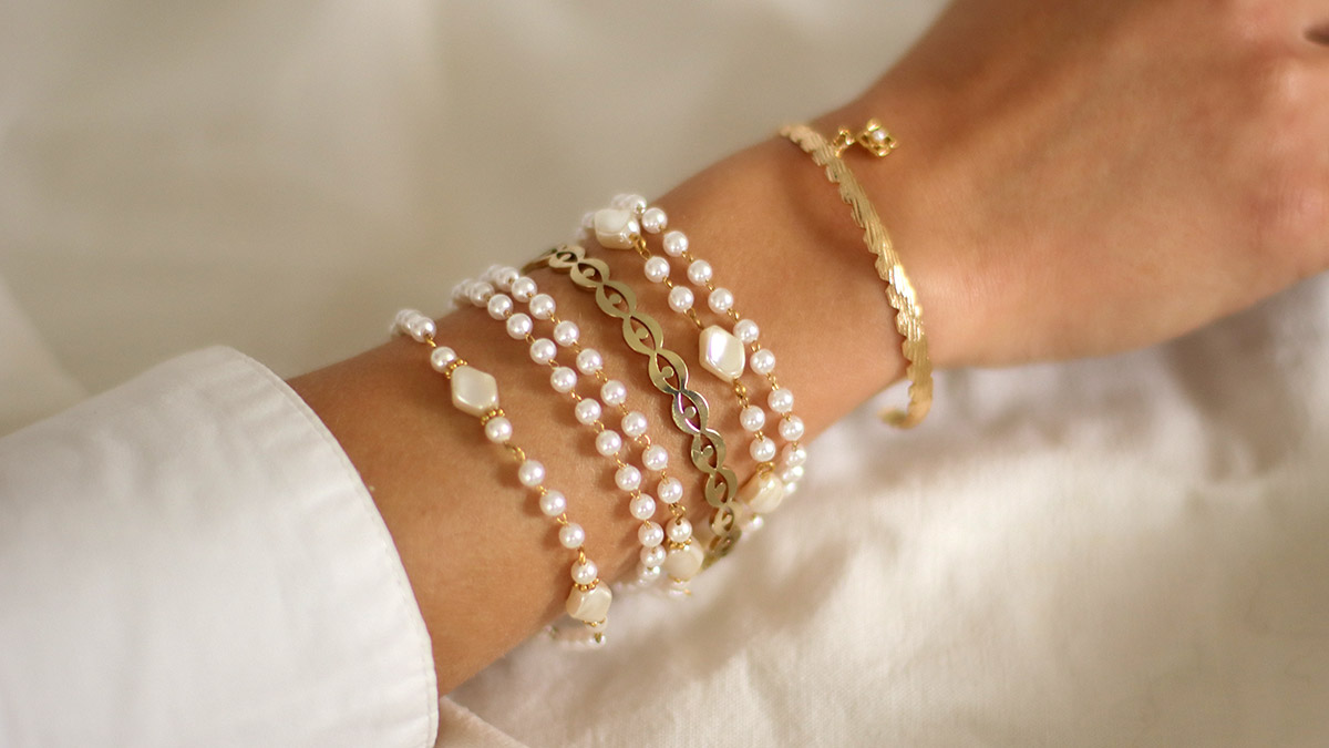 Schema Impilaggio di bracciali in oro Manon e perle in finta madreperla Schema Impilaggio di bracciali in oro Manon e perle in finta madreperla