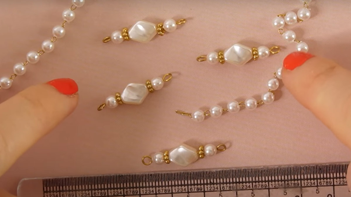 Impilaggio di bracciali in oro Manon e perle in finta madreperla : Tappa 5 Impilaggio di bracciali in oro Manon e perle in finta madreperla : Tappa 5