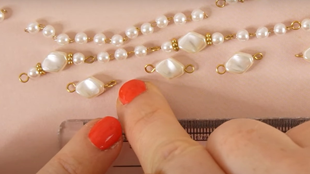 Impilaggio di bracciali in oro Manon e perle in finta madreperla : Tappa 7 Impilaggio di bracciali in oro Manon e perle in finta madreperla : Tappa 7