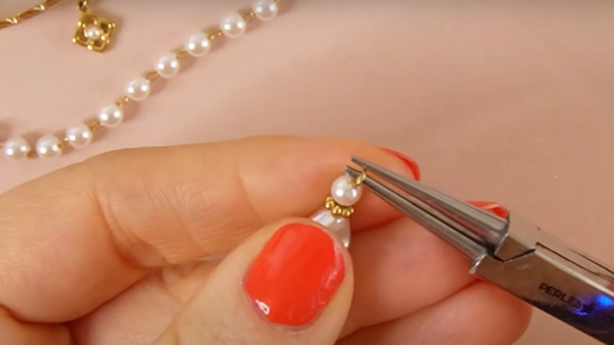 Impilaggio di bracciali in oro Manon e perle in finta madreperla : Tappa 4 Impilaggio di bracciali in oro Manon e perle in finta madreperla : Tappa 4