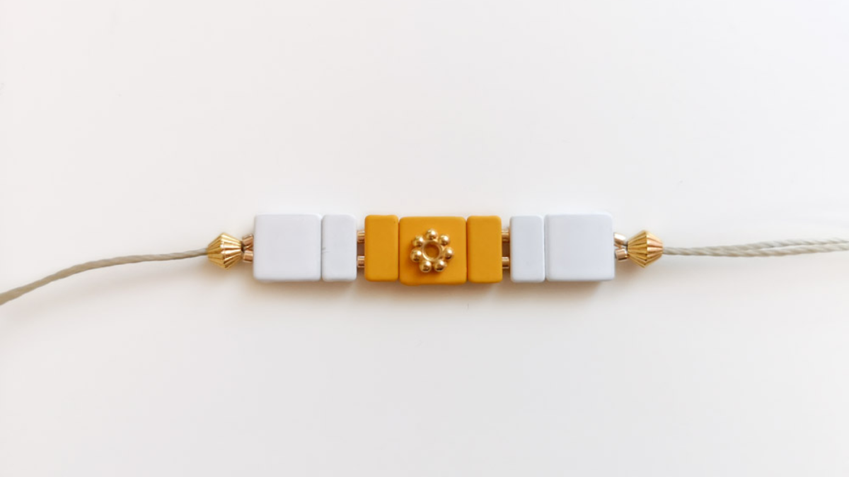 Schema Bracciale regolabile con perline effetto gomma quadrata Schema Bracciale regolabile con perline effetto gomma quadrata