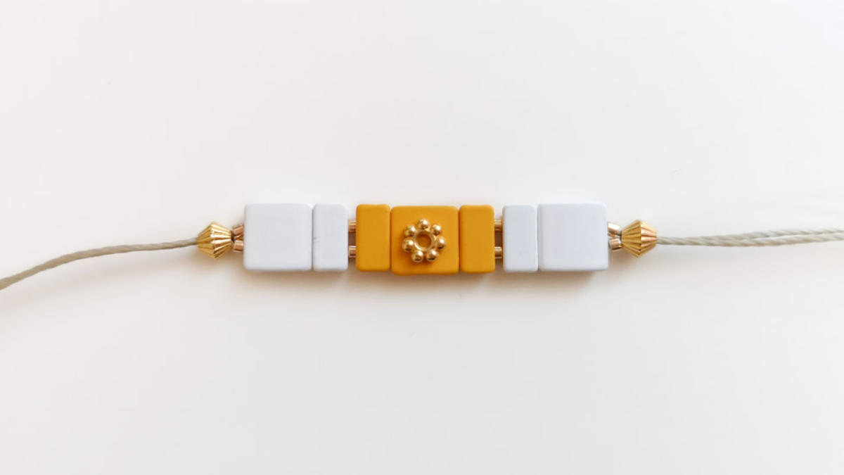 Bracciale regolabile con perline effetto gomma quadrata : Tappa 1 Bracciale regolabile con perline effetto gomma quadrata : Tappa 1