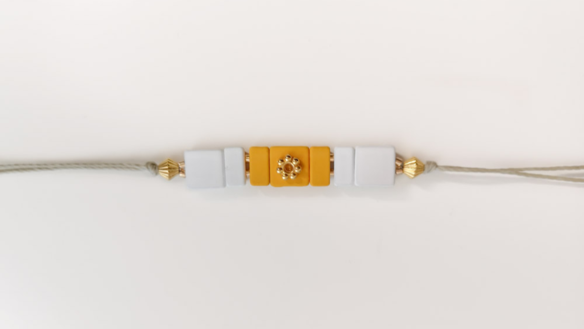 Bracciale regolabile con perline effetto gomma quadrata : Tappa 2 Bracciale regolabile con perline effetto gomma quadrata : Tappa 2