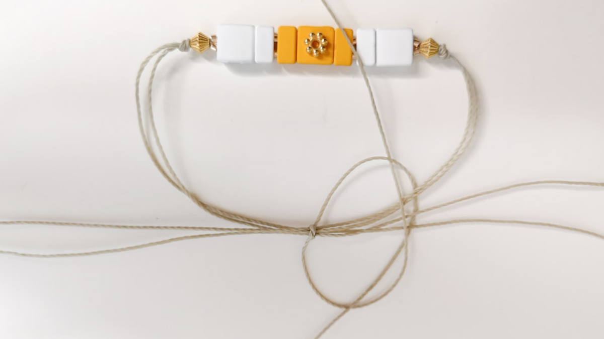 Bracciale regolabile con perline effetto gomma quadrata : Tappa 3 Bracciale regolabile con perline effetto gomma quadrata : Tappa 3