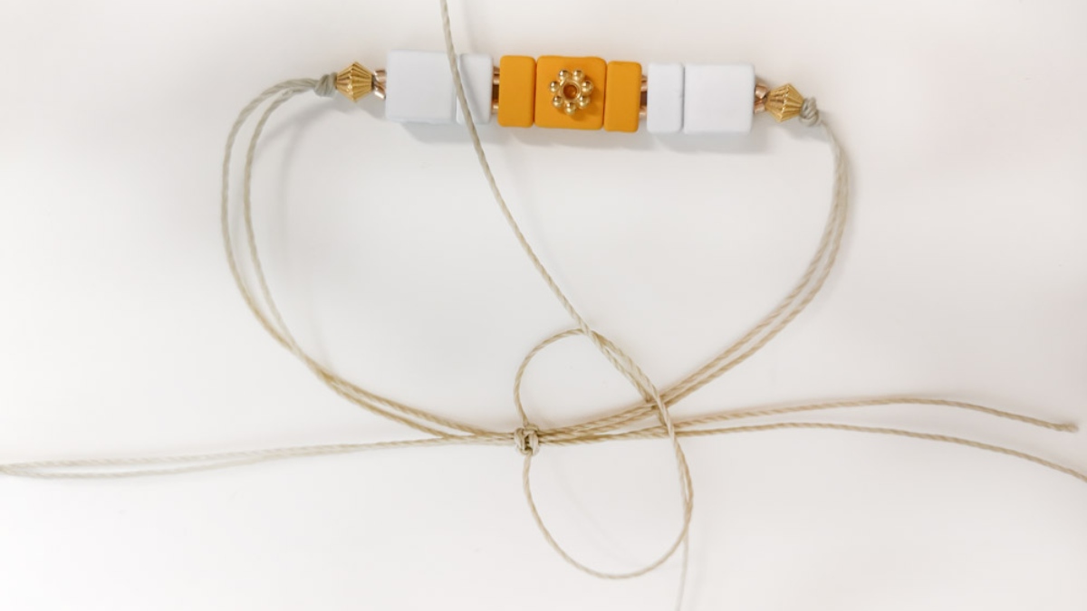 Bracciale regolabile con perline effetto gomma quadrata : Tappa 4 Bracciale regolabile con perline effetto gomma quadrata : Tappa 4