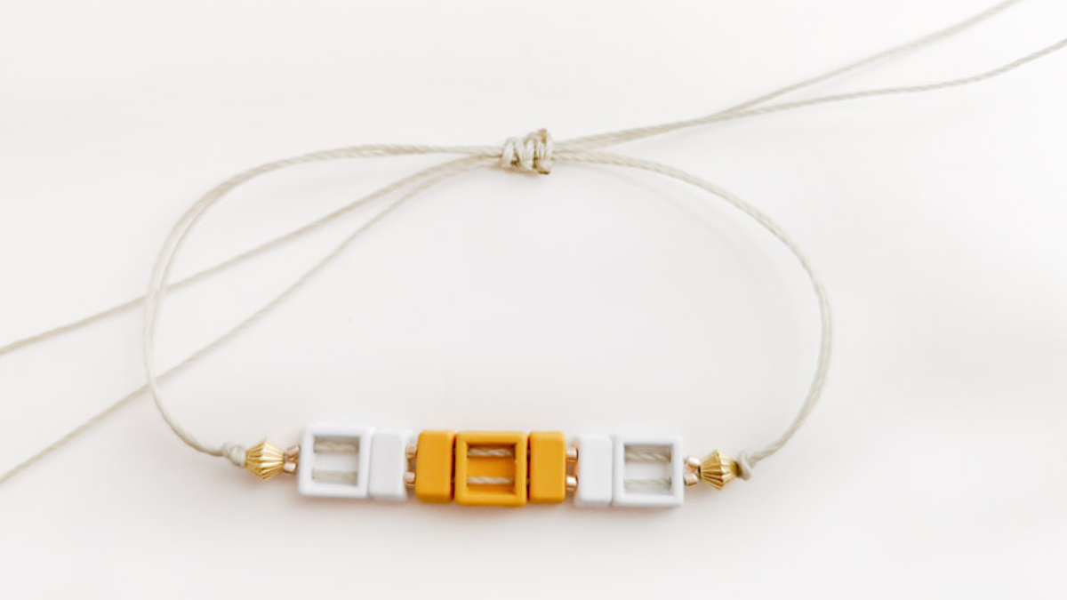 Bracciale regolabile con perline effetto gomma quadrata : Tappa 5 Bracciale regolabile con perline effetto gomma quadrata : Tappa 5