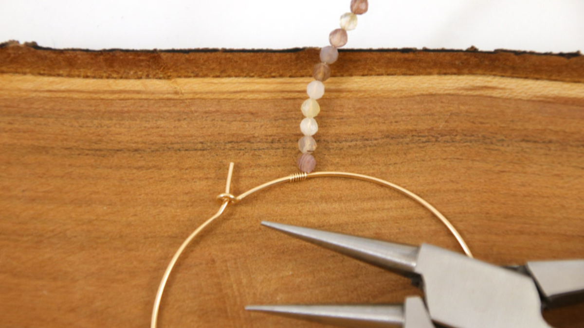 Creoli fai da te con effetto a grappolo d'oro con perle e gemme d'acqua dolce : Tappa 1 Creoli fai da te con effetto a grappolo d'oro con perle e gemme d'acqua dolce : Tappa 1