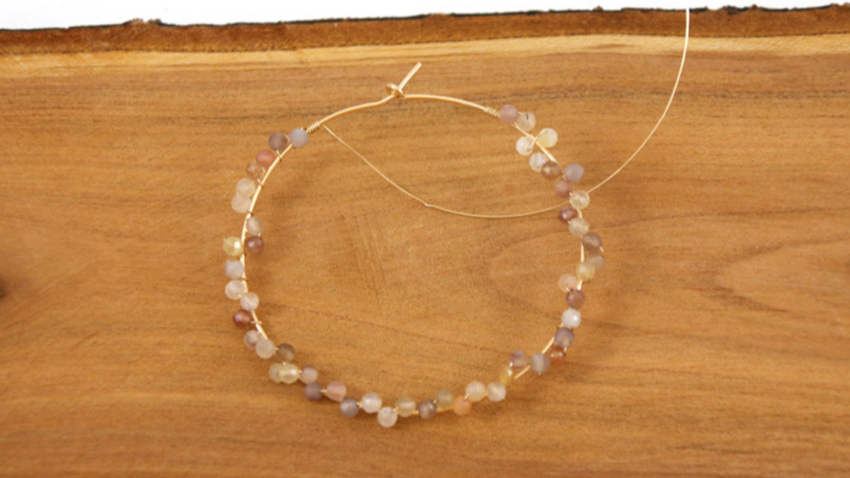 Creoli fai da te con effetto a grappolo d'oro con perle e gemme d'acqua dolce : Tappa 3 Creoli fai da te con effetto a grappolo d'oro con perle e gemme d'acqua dolce : Tappa 3