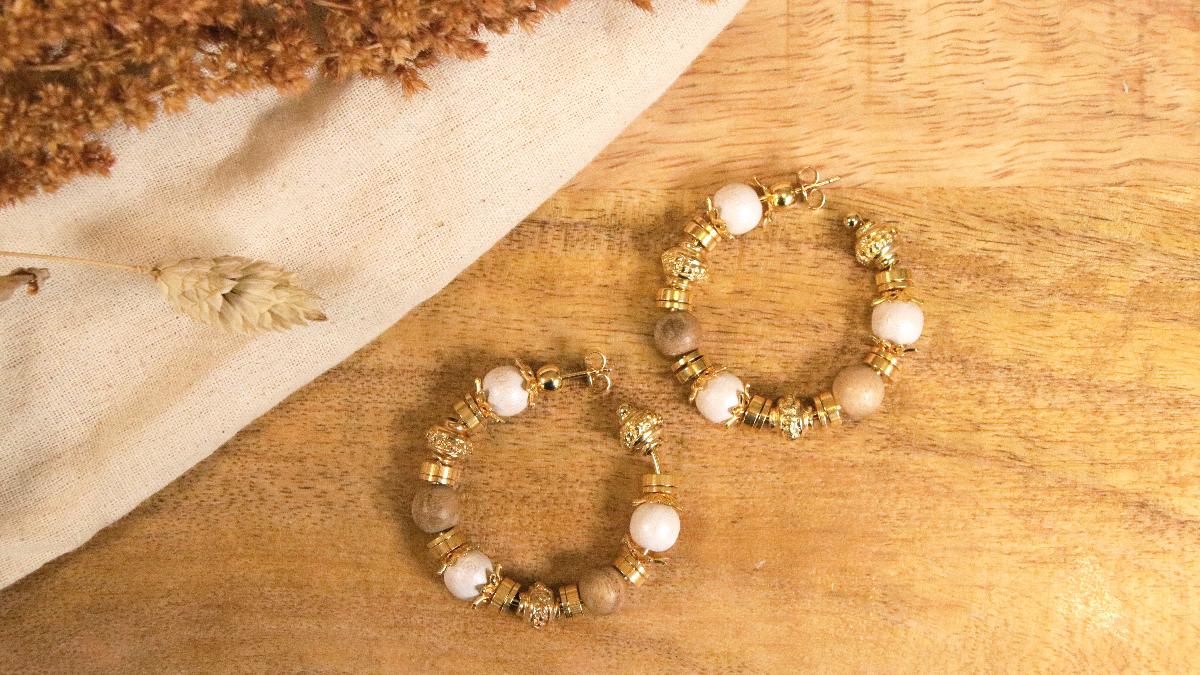 Schema Orecchini creoli traforati con perle di legno e perle dorate Schema Orecchini creoli traforati con perle di legno e perle dorate