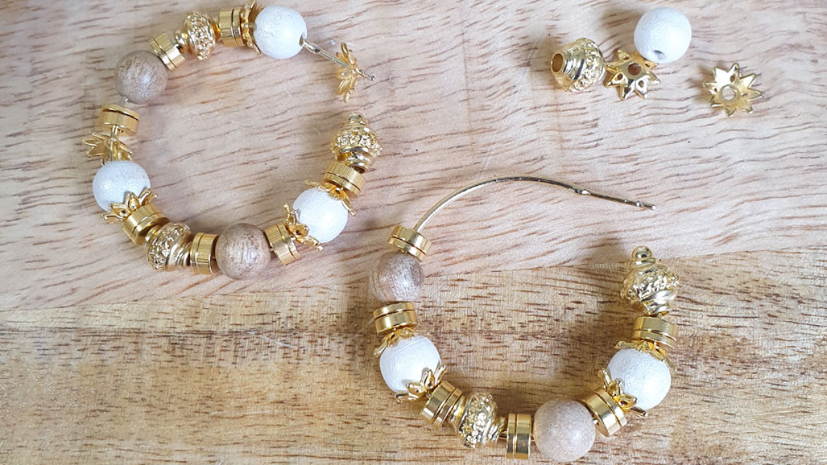 Orecchini creoli traforati con perle di legno e perle dorate : Tappa 1 Orecchini creoli traforati con perle di legno e perle dorate : Tappa 1