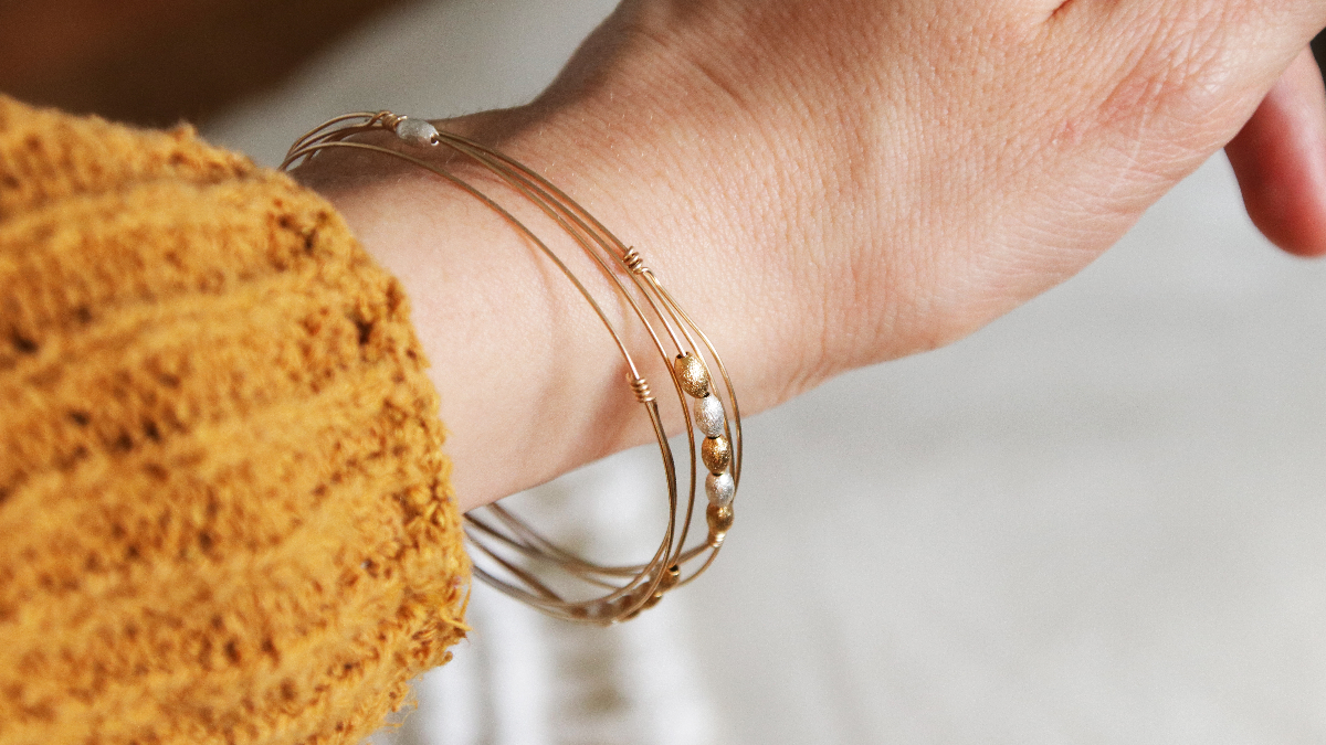 Schema Braccialetti di diamanti a filo e perline d'oliva in oro 14k placcati in oro e argento Schema Braccialetti di diamanti a filo e perline d'oliva in oro 14k placcati in oro e argento