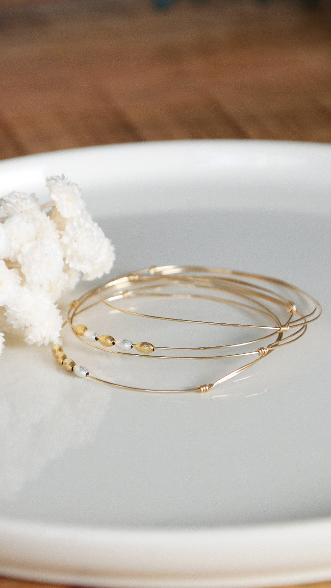 Schema Braccialetti di diamanti a filo e perline d'oliva in oro 14k placcati in oro e argento Schema Braccialetti di diamanti a filo e perline d'oliva in oro 14k placcati in oro e argento