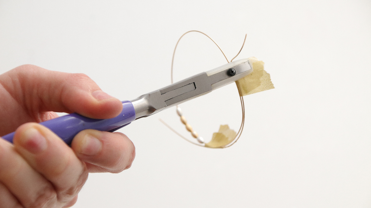 Braccialetti di diamanti a filo e perline d'oliva in oro 14k placcati in oro e argento : Tappa 4 Braccialetti di diamanti a filo e perline d'oliva in oro 14k placcati in oro e argento : Tappa 4