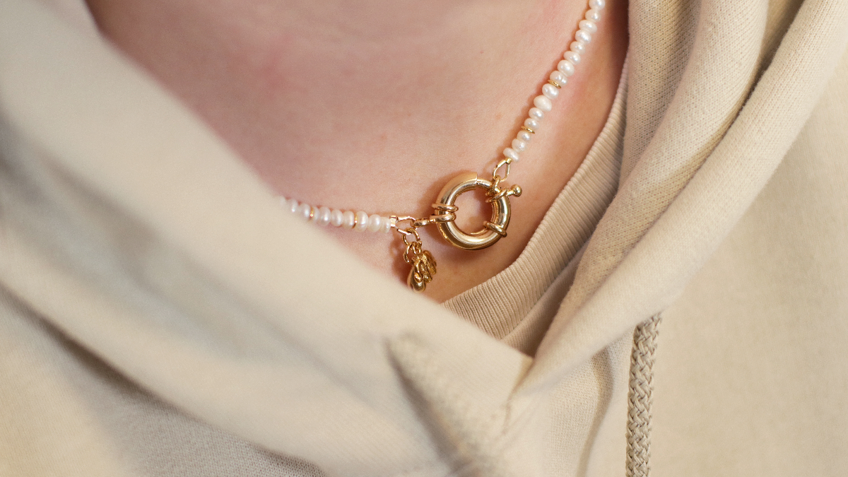 Schema Girocollo di perle d'acqua dolce con chiusura a boa placcata oro Schema Girocollo di perle d'acqua dolce con chiusura a boa placcata oro