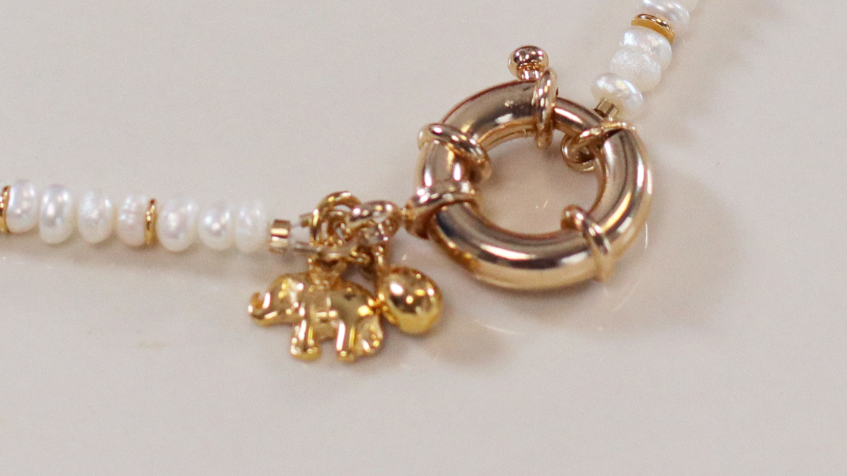 Girocollo di perle d'acqua dolce con chiusura a boa placcata oro : Tappa 4 Girocollo di perle d'acqua dolce con chiusura a boa placcata oro : Tappa 4