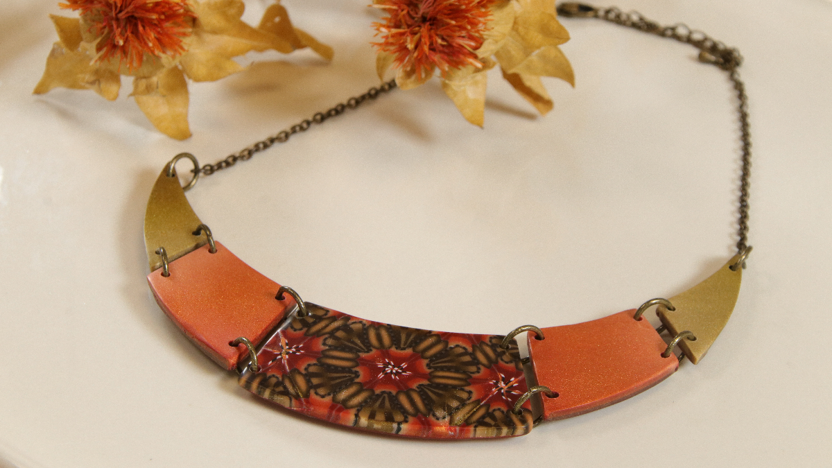 Schema Collare geometrico del pettorale e caleidoscopio d'anatra in argilla polimerica Schema Collare geometrico del pettorale e caleidoscopio d'anatra in argilla polimerica