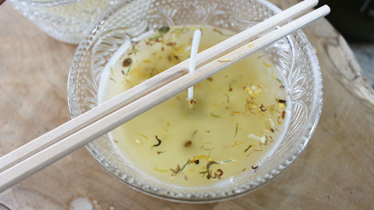 Candela profumata fai da te con fiori secchi : Tappa 3 Candela profumata fai da te con fiori secchi : Tappa 3