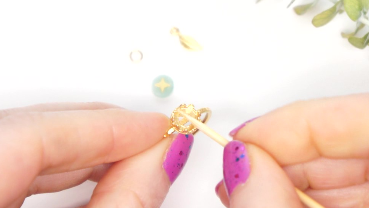 Anello con amazzonite cabochon placcato oro e stella d'oro : Tappa 2 Anello con amazzonite cabochon placcato oro e stella d'oro : Tappa 2