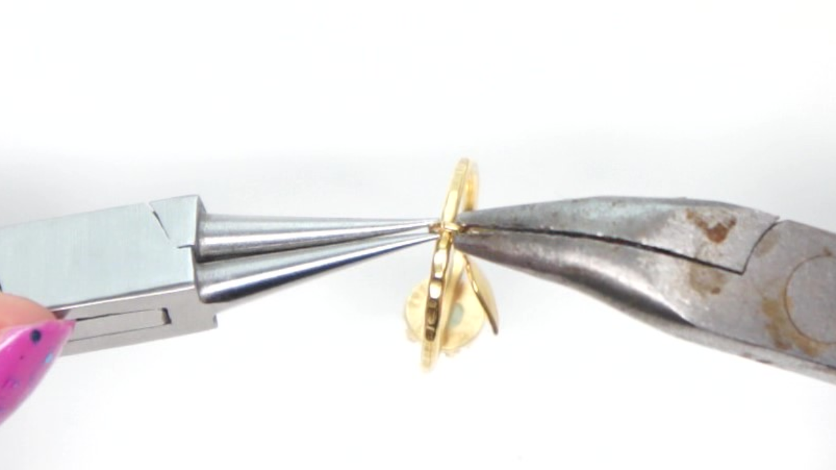 Anello con amazzonite cabochon placcato oro e stella d'oro : Tappa 4 Anello con amazzonite cabochon placcato oro e stella d'oro : Tappa 4