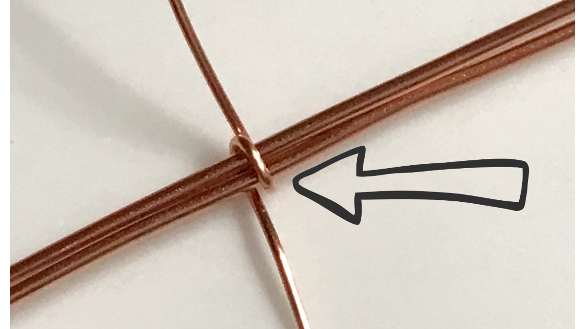 Ciondolo con cabochon di pietra preziosa e filo di rame : Tappa 4 Ciondolo con cabochon di pietra preziosa e filo di rame : Tappa 4