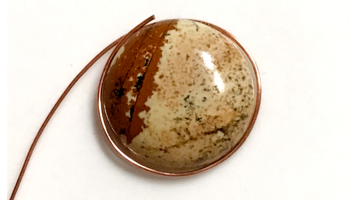Ciondolo con cabochon di pietra preziosa e filo di rame : Tappa 15 Ciondolo con cabochon di pietra preziosa e filo di rame : Tappa 15
